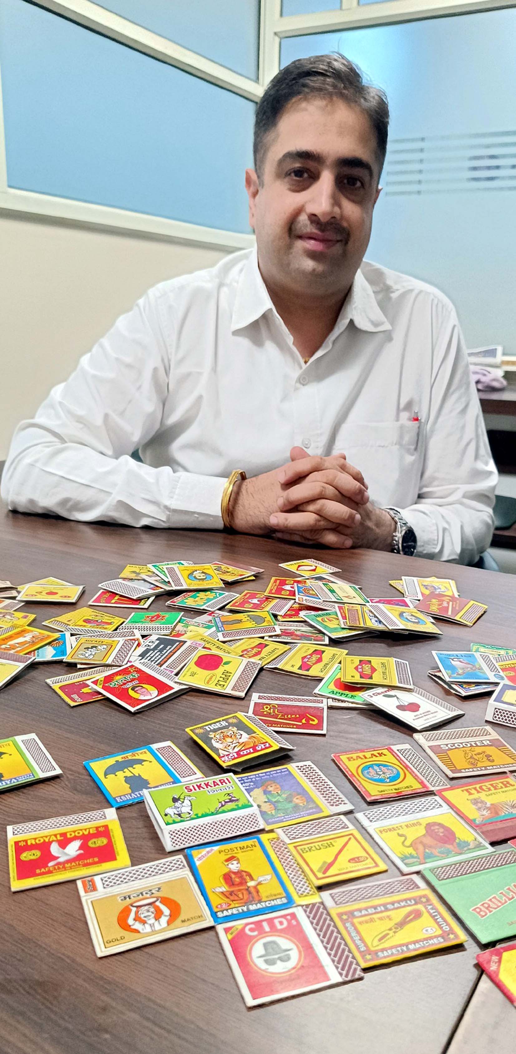 अपनी चुनिंदा माचिस कलेक्शन के साथ मोहित चौधरी।