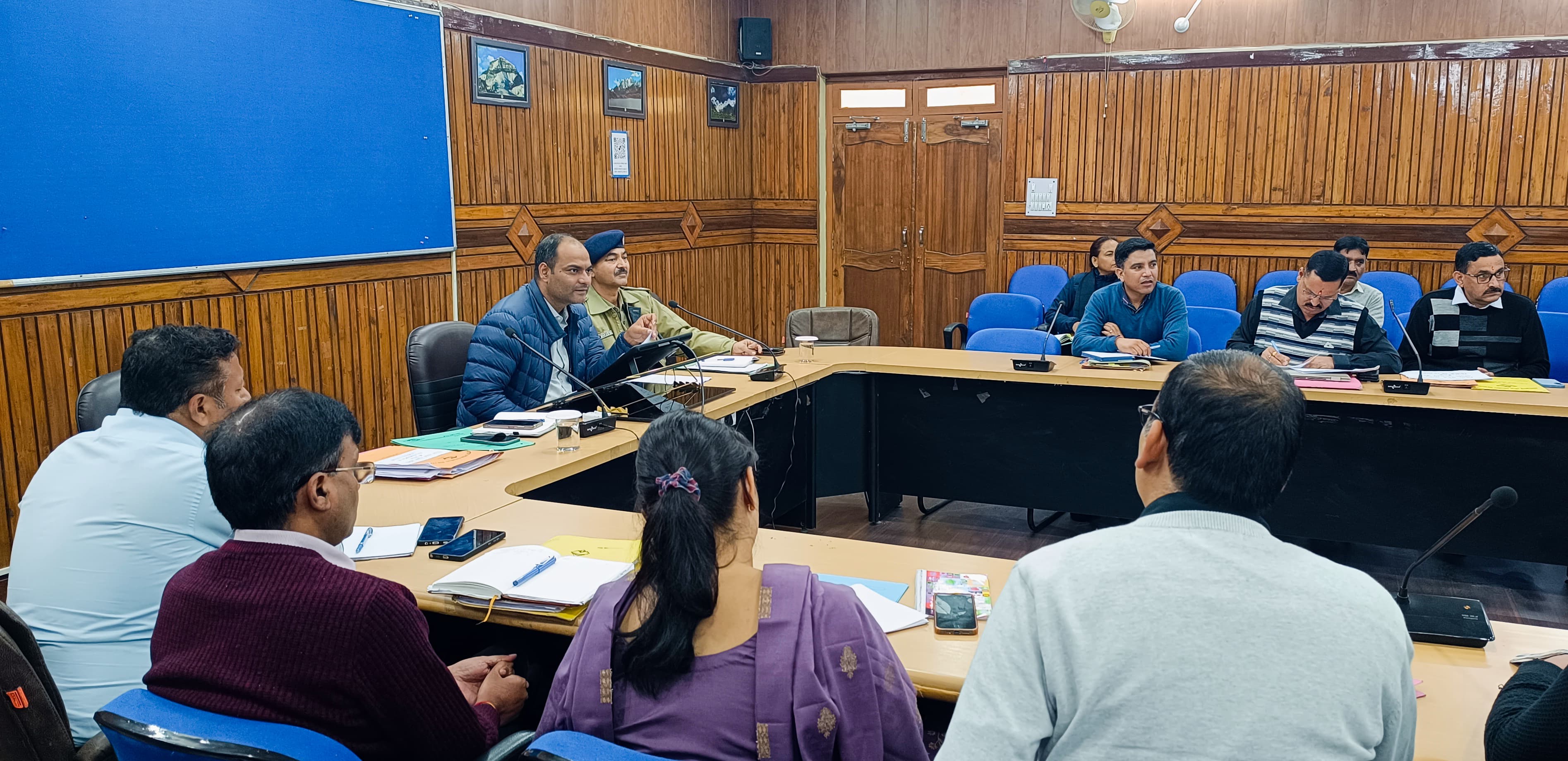 सड़क सुरक्षा समिति की बैठक लेते जिला अधिकारी