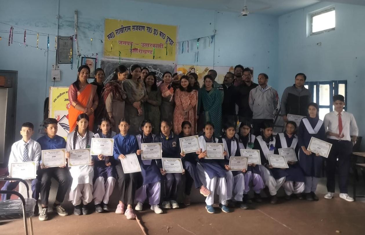 डुंडा में आयोजित संगोष्ठी में प्रतिभाग करते छात्रा