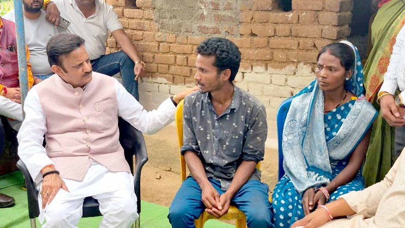 शुक्ल ने छिंदवाड़ा में पीड़ित परिजनों को बंधाया ढांढस
