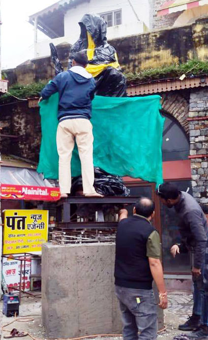 तल्लीताल में गांधी जी की नयी मूर्ति को स्थापित करते कार्मिक।