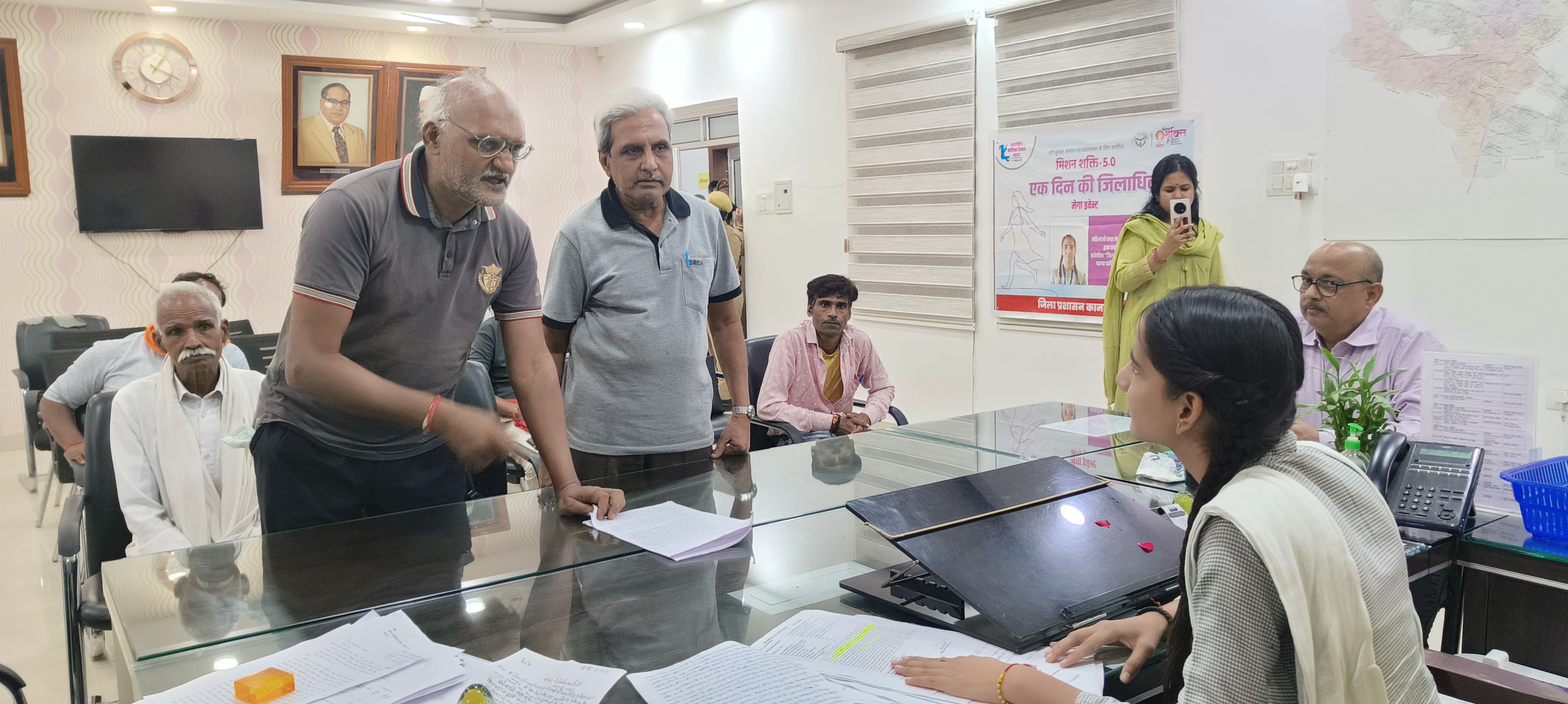 एक दिन की जिलाधिकारी बनी श्रद्धा पीछे बैठे जिलाधिकारी का छाया चित्र