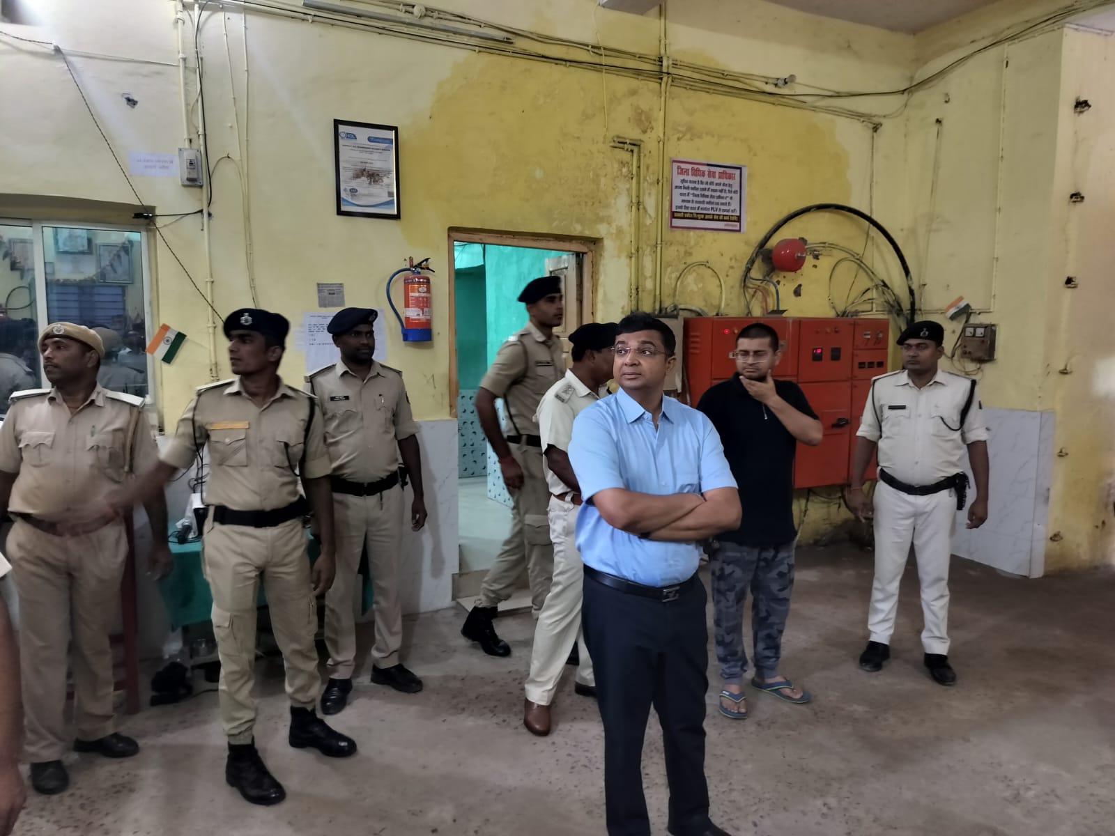 मंडल कारा का निरीक्षण करते डीएम