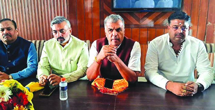 पत्रकारों से वार्ता करते हुए
