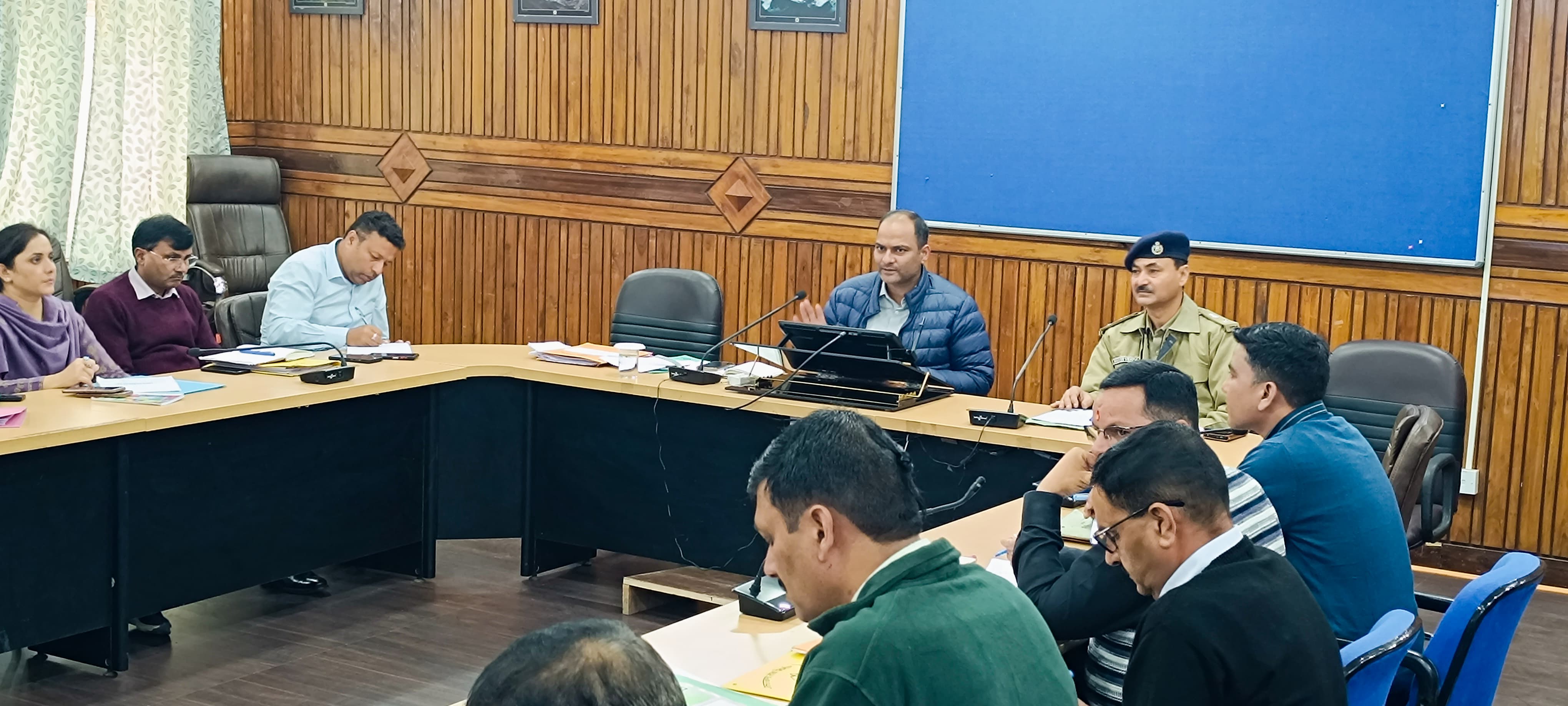 सड़क सुरक्षा समिति की बैठक लेते जिला अधिकारी