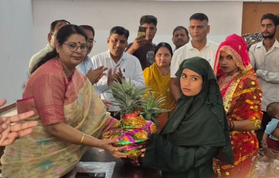 महिला को सम्मानित करती आयोग की सदस्या रेनू गौड़