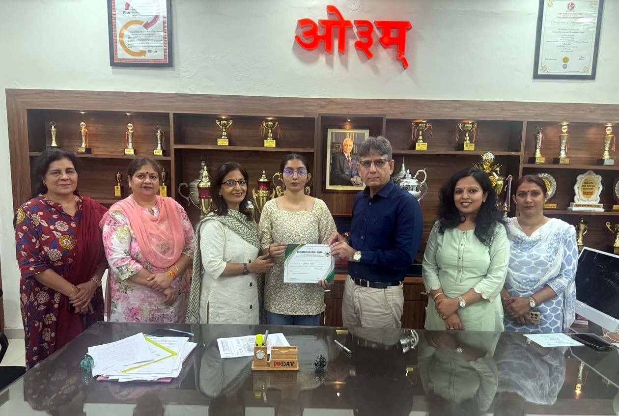 विजेताओं को सम्मानित करते प्राचार्य डॉ. विक्रमजीत सिंह।