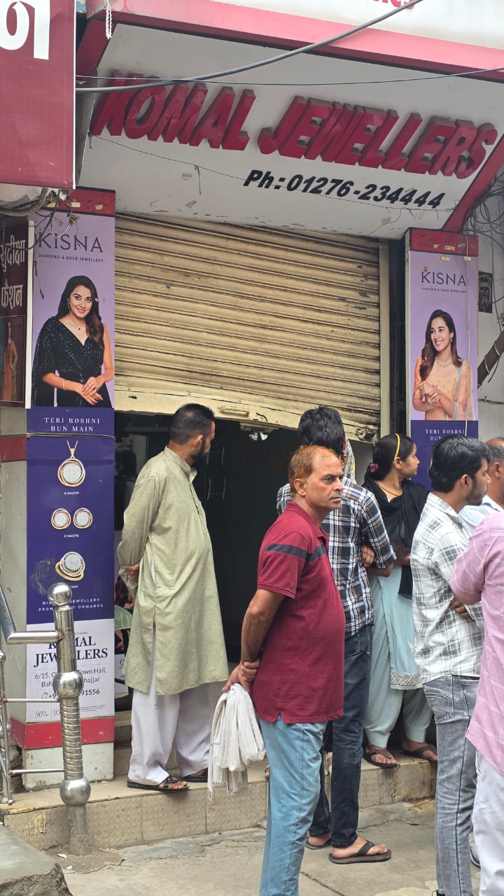 बहादुरगढ़ में सुनार की दुकान के बाहर इकट्ठे हुए लोग।