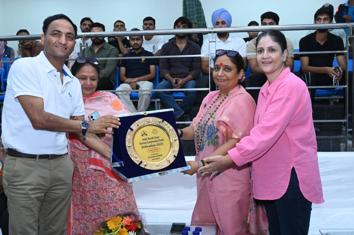 पुरस्कार वितरित करती विधानसभा अध्यक्ष।