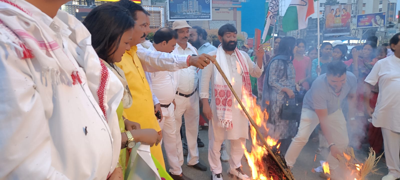 पुतला जलाते कांग्रेस के कार्यकर्ता पुतला जलाते कांग्रेस के कार्यकर्ता