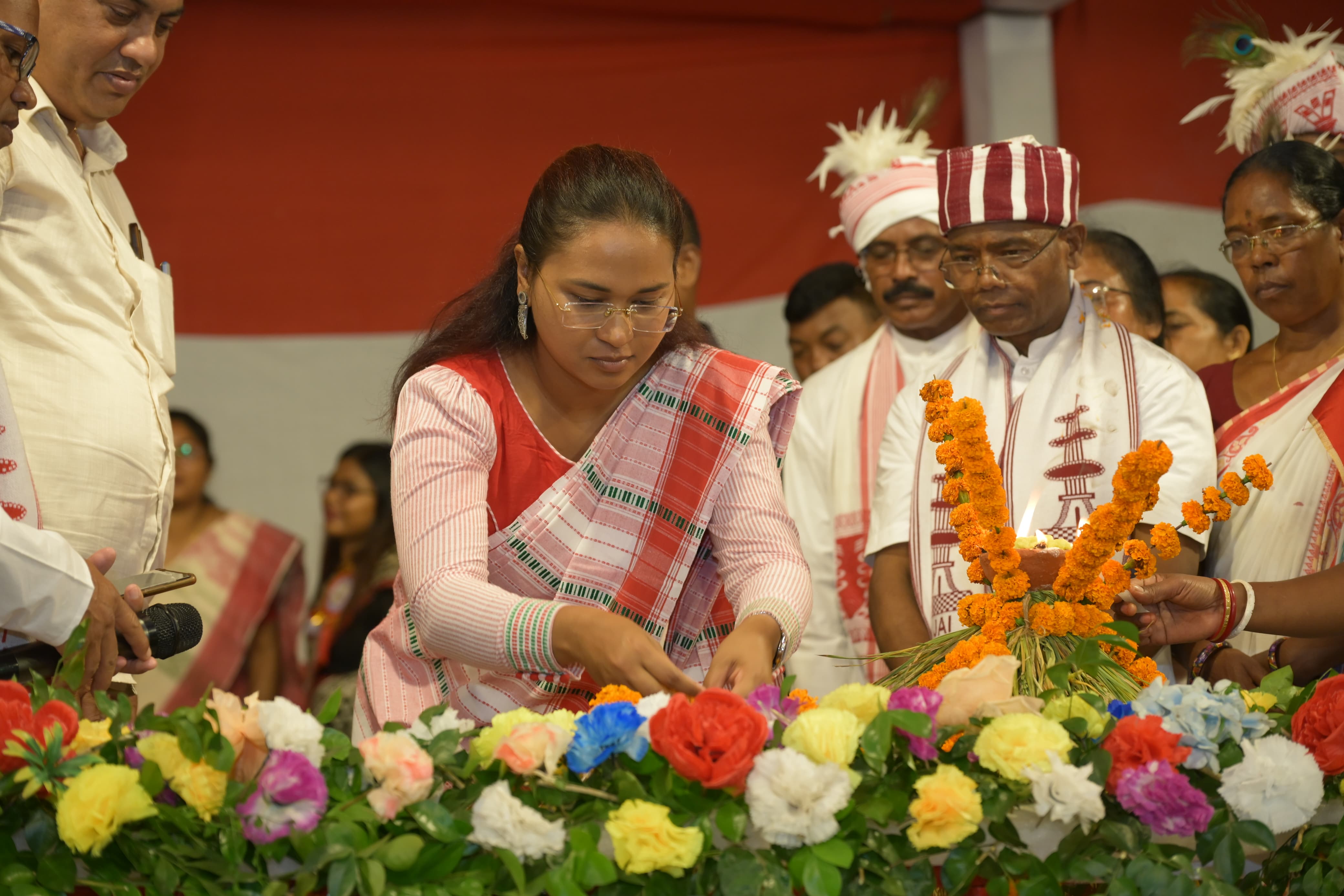 मेला में मंच पर मंत्री शिल्‍पी तिर्की, धर्मगुरू बंधन तिग्‍गा समेत अन्‍य