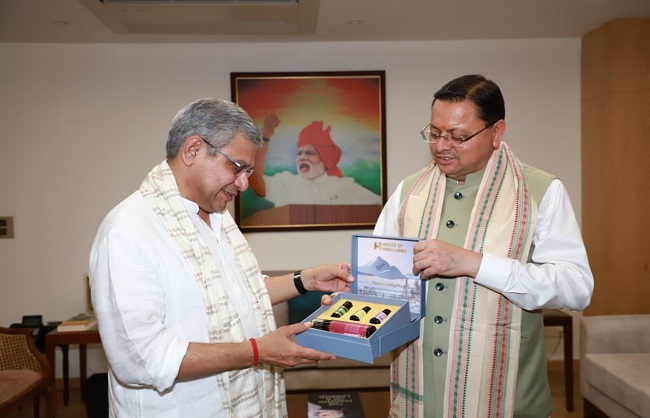 मुख्यमंत्री पुष्कर सिंह धामी बुधवार को नई दिल्ली में  रेल मंत्री अश्विनी वैष्णव से भेंट करते।