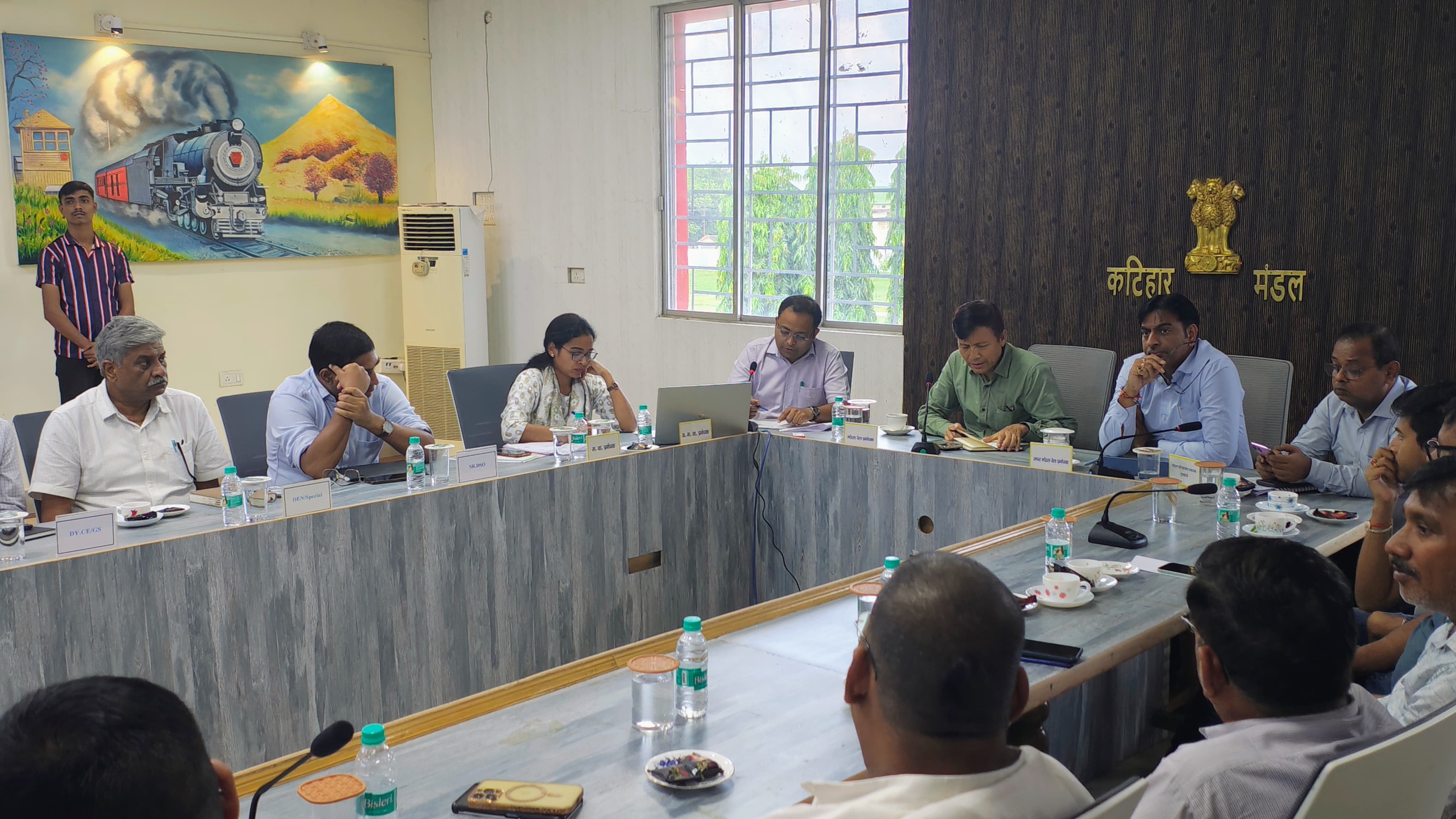 बैठक में शामिल व्यापारी व अधिकारी
