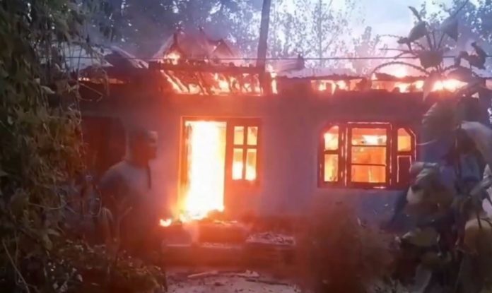 भीषण आग लगने से एक मंजिला रिहायशी मकान जलकर खाक