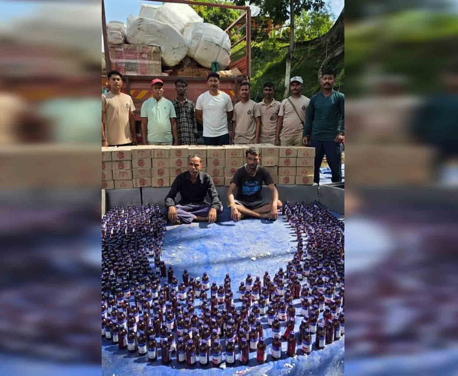 असमः श्रीभूमि जिले में असम-त्रिपुरा अंतरराज्यीय सीमावर्ती इलाके से 30 लाख रुपये से अधिक कीमत की प्रतिबंधित कफ सिरप के साथ गिरफ्तार दो तस्कर