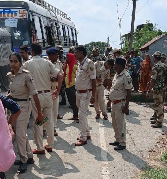 दरभंगा, सकतपुर थाना: छापेमारी करती पुलिस।