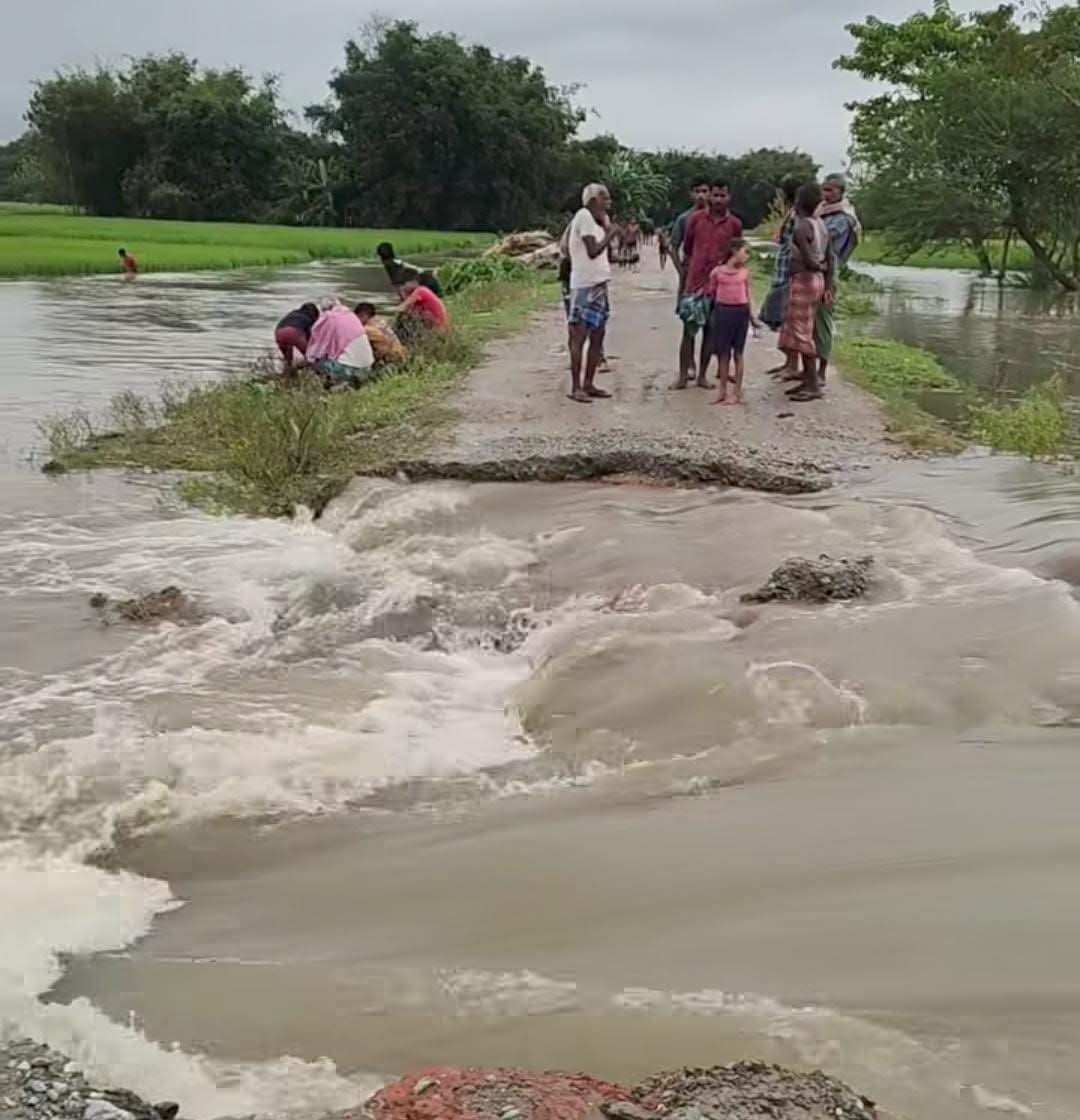 अररिया फोटो:लक्ष्मीपुर रेलवे स्टेशन के पास कटी सड़क