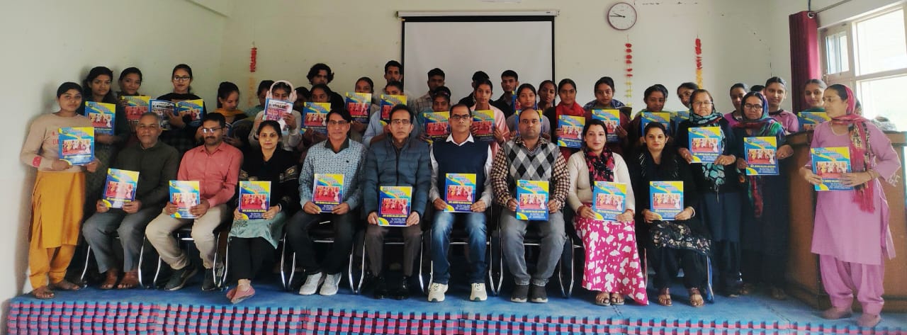 कालेज पत्रिका विद्यार्थी दर्पण का विमोचन करते हुए।