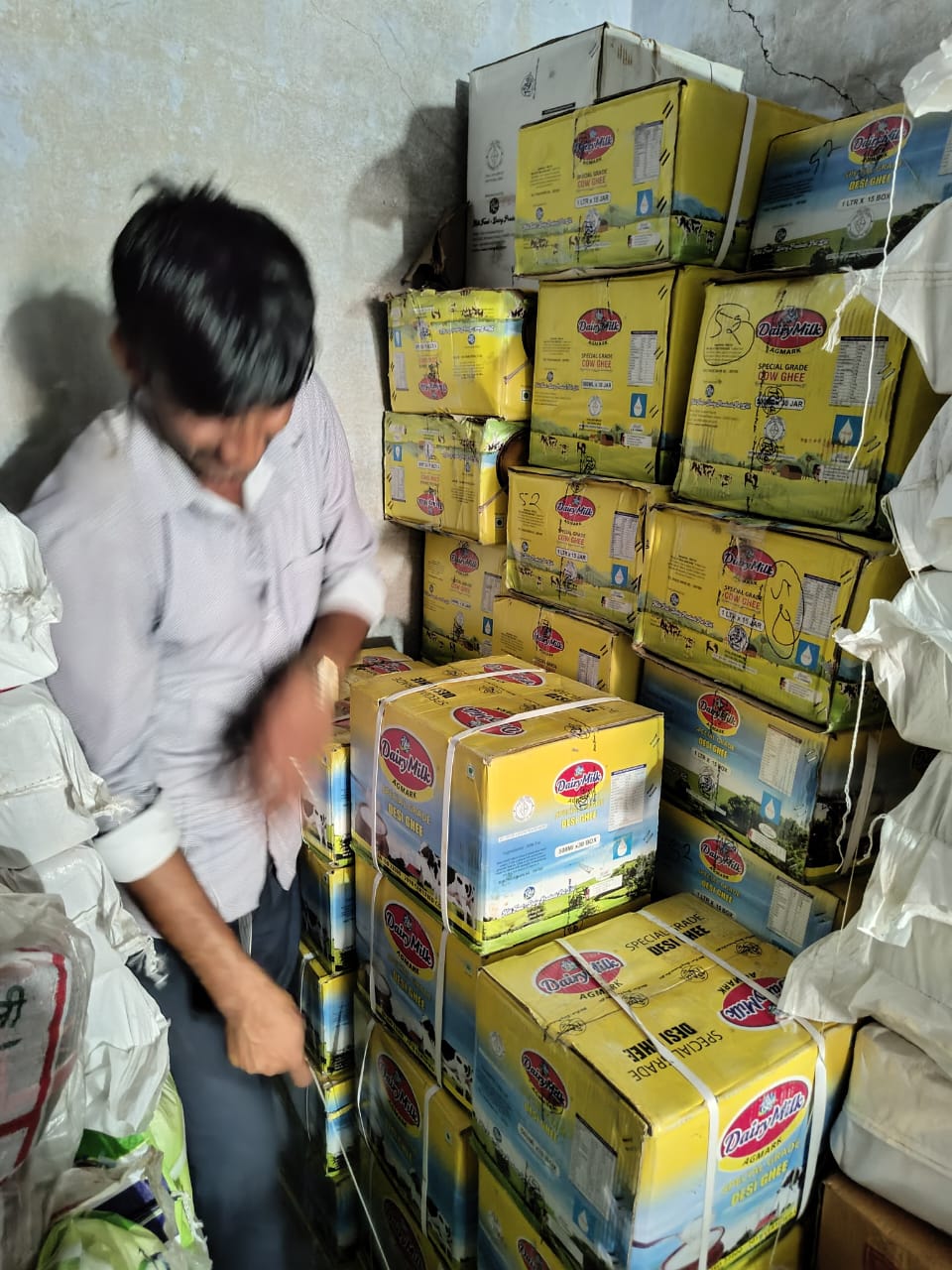 खाद्य सुरक्षा टीम ने की तीन प्रतिष्ठानों पर कार्रवाई: अवधि समाप्त 1 हजार 976 पैकेट नमकीन नष्ट कर 675 लीटर घी किया सीज