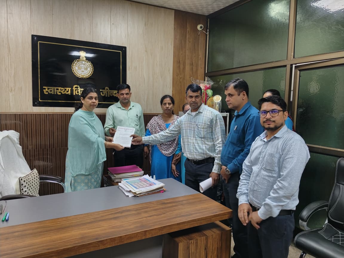 सिविल सर्जन को ज्ञापन सौंपते हुए स्वास्थ्य कर्मी।