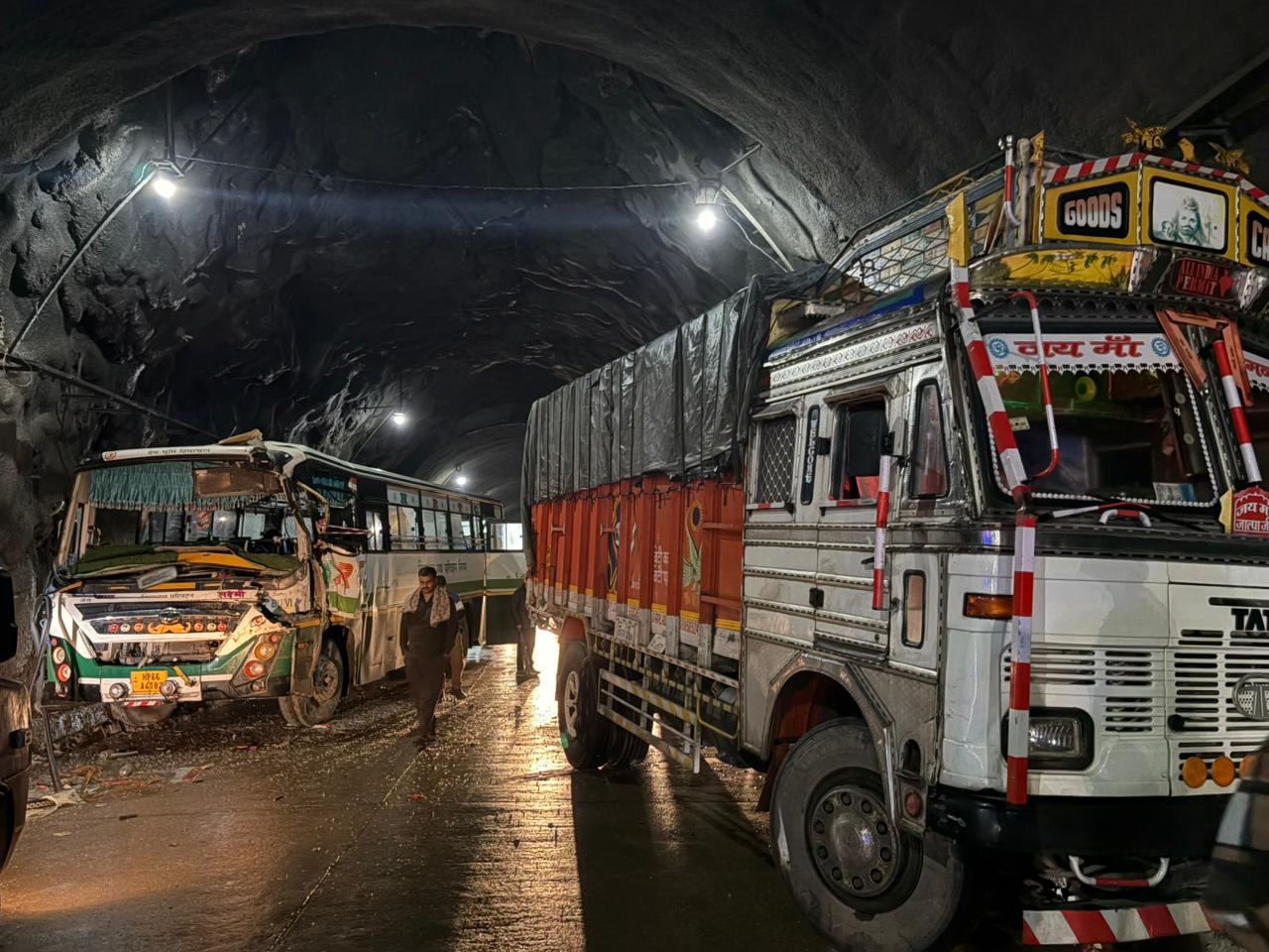 औट टनल में दुर्घटना का शिकार हुए बस व ट्रक। औट टनल में दुर्घटना का शिकार हुए बस व ट्रक।