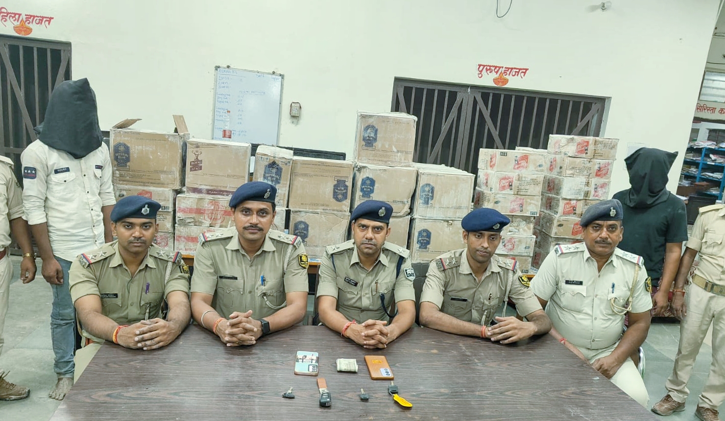 पुलिस के गिरफ्त में तस्कर