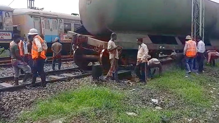पटरी से उतरी मालगाड़ी पटरी से उतरी मालगाड़ी