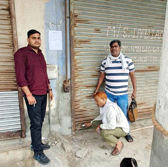 सीलिंग की कार्रवाई करते कर्मचारी