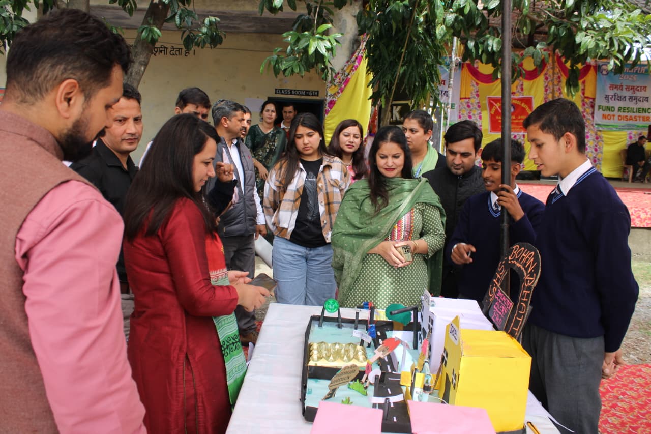 प्रदर्शनी को देखते हुए एडीएम और अन्य।