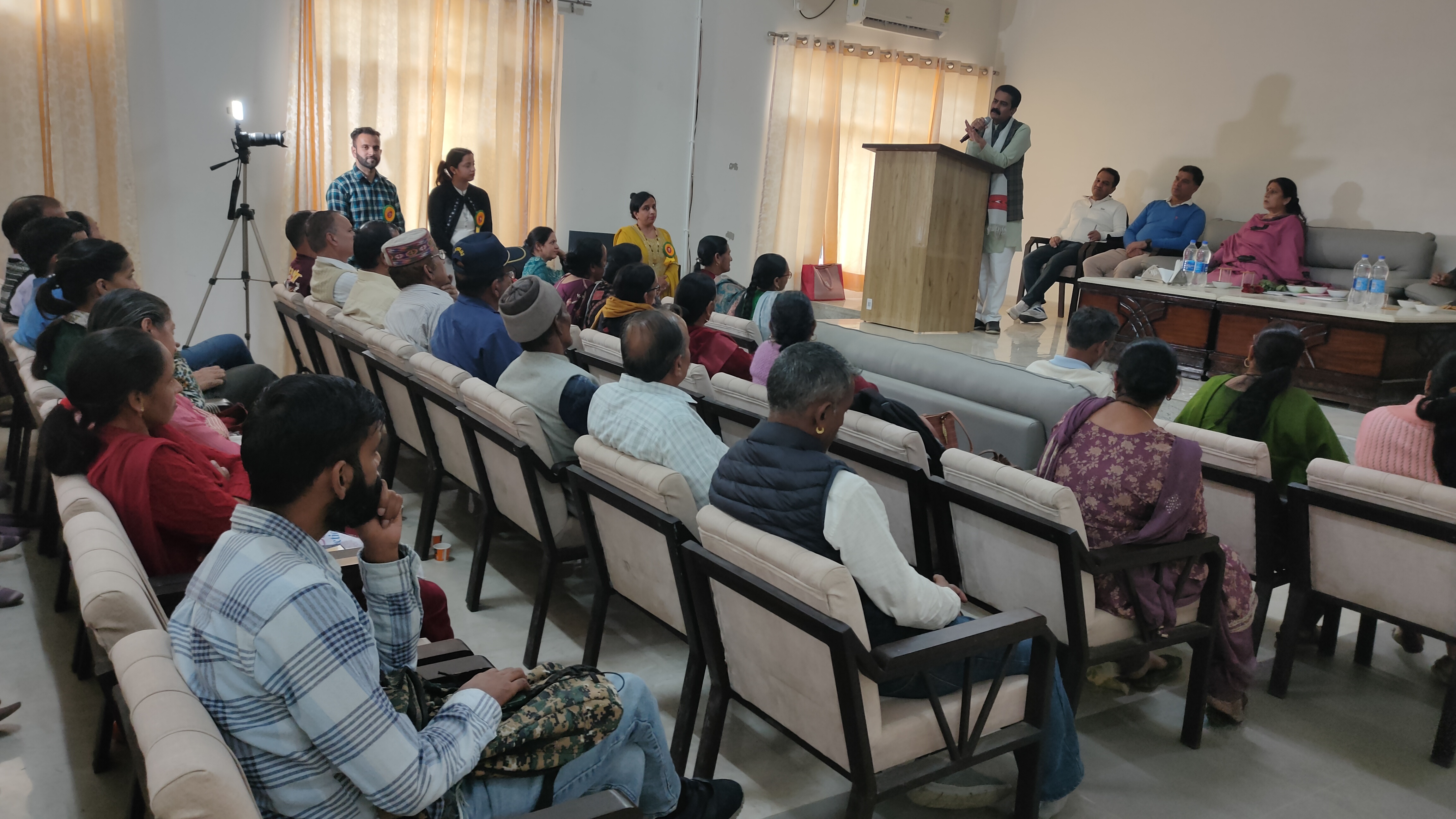 कृषि गोष्ठी में संबोधित करते हुए विधायक चंद्रशेखर।
