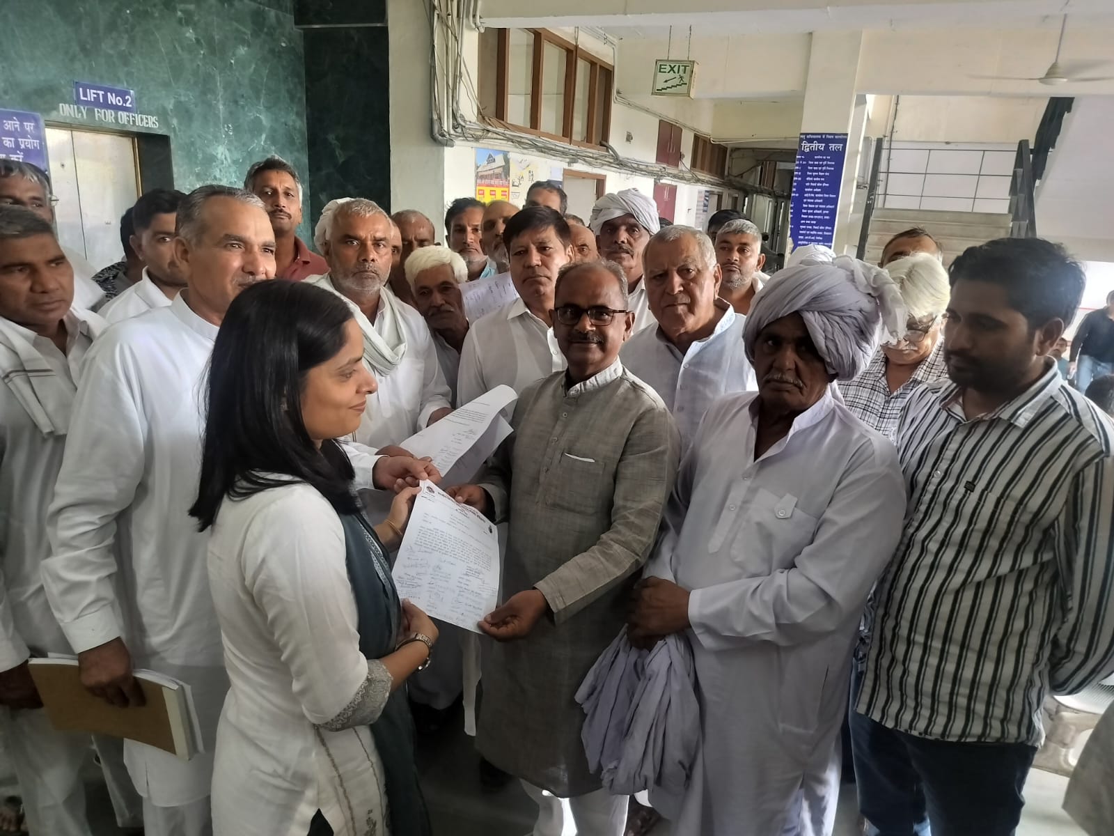 झज्जर में प्रशासनिक अधिकारी को ज्ञापन सौंपते हुए भारतीय किसान संघ का प्रतिनिधिमंडल