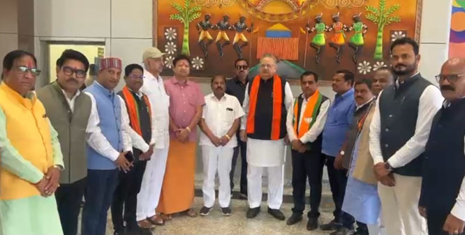 डॉ रमन सिंह दो दिवसीय प्रवास पर जगदलपुर पंहुचे