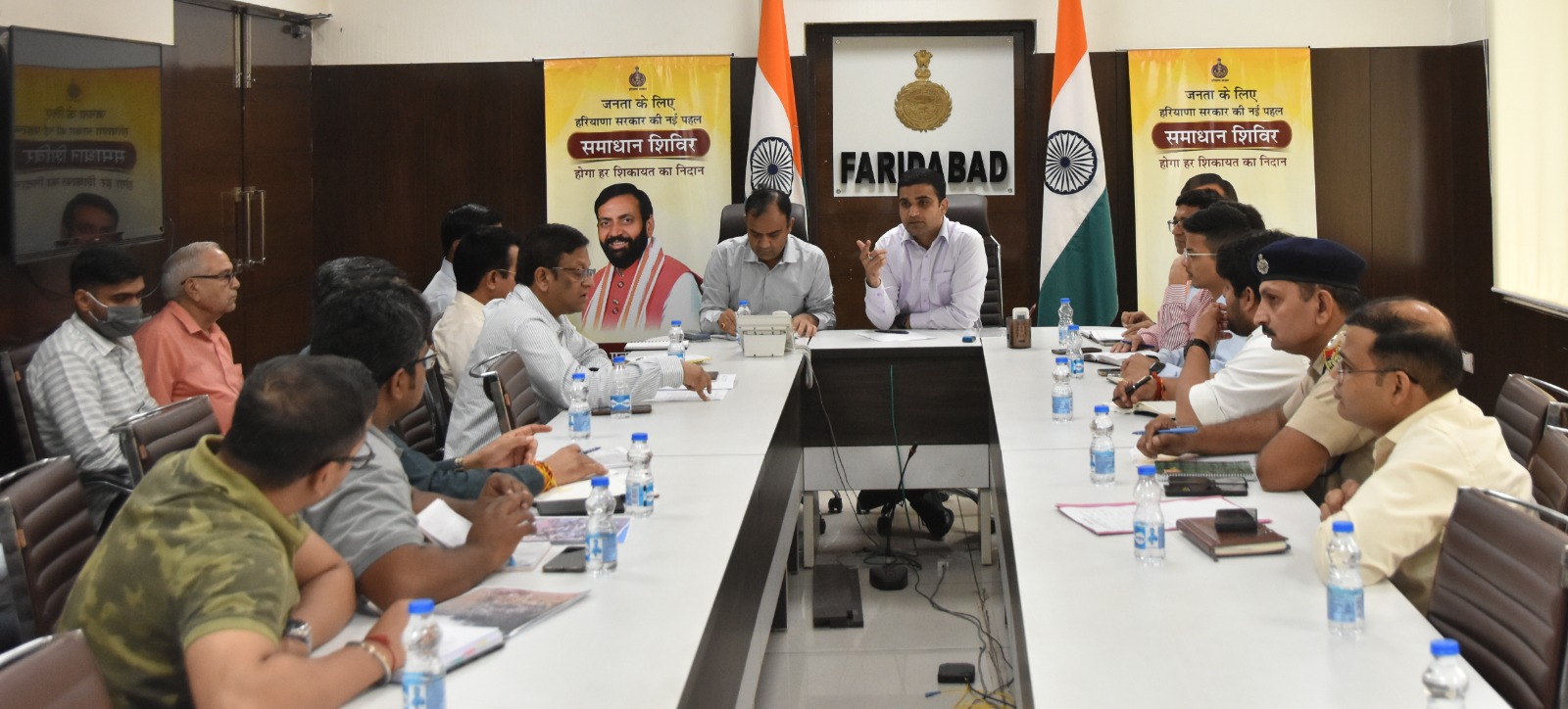 डीसी विक्रम सिंह व निगमायुक्त धीरेंद्र खडग़टा अधिकारियों के साथ मीटिंग करते हुए