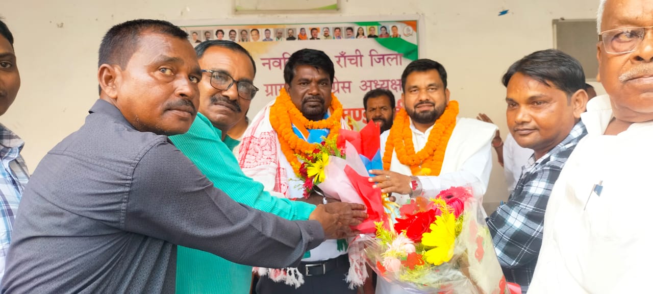 जिलाध्‍यक्ष का स्‍वागत करते कार्यकर्ता