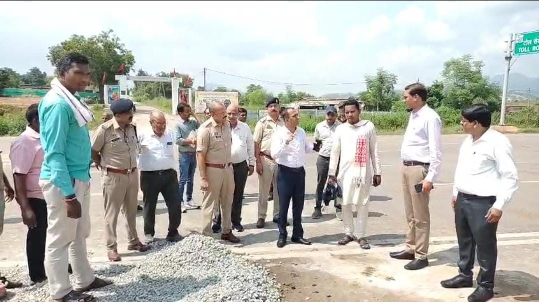 प्रस्तावित स्थल पर कलेक्टर अजीत वसंत और अन्य अधिकारी