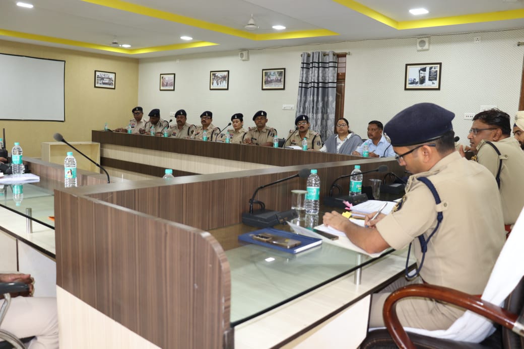पुलिस समीक्षा बैठक