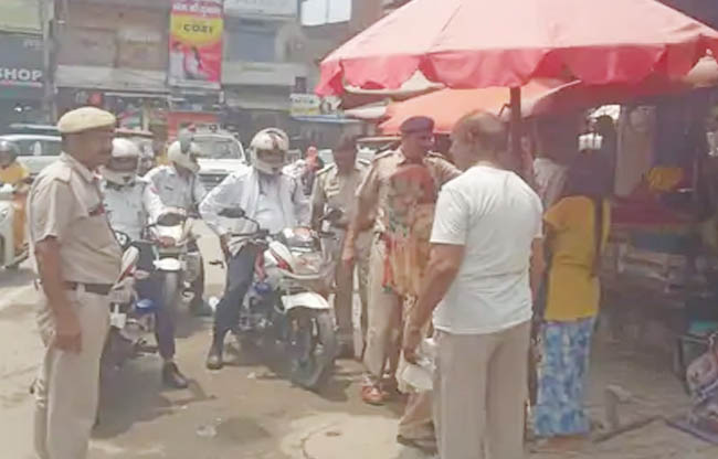 सोनीपत: ट्रैफिक पुलिस फल विक्रेताओं का चालान करते हुए
