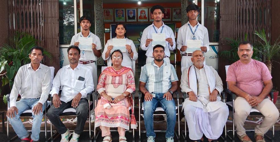 पुरस्‍कार प्राप्‍त करनेवाले छात्र
