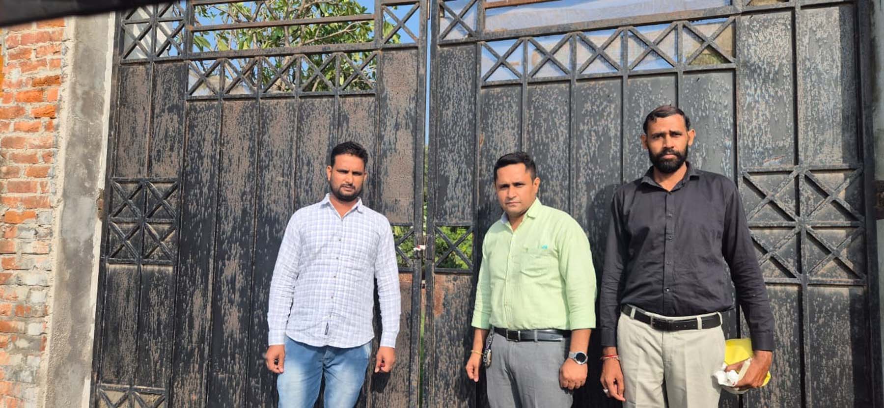 गुरुग्राम में जिंगालाला रेस्तरां काे सील करते नगर निगम के कर्मचारी।