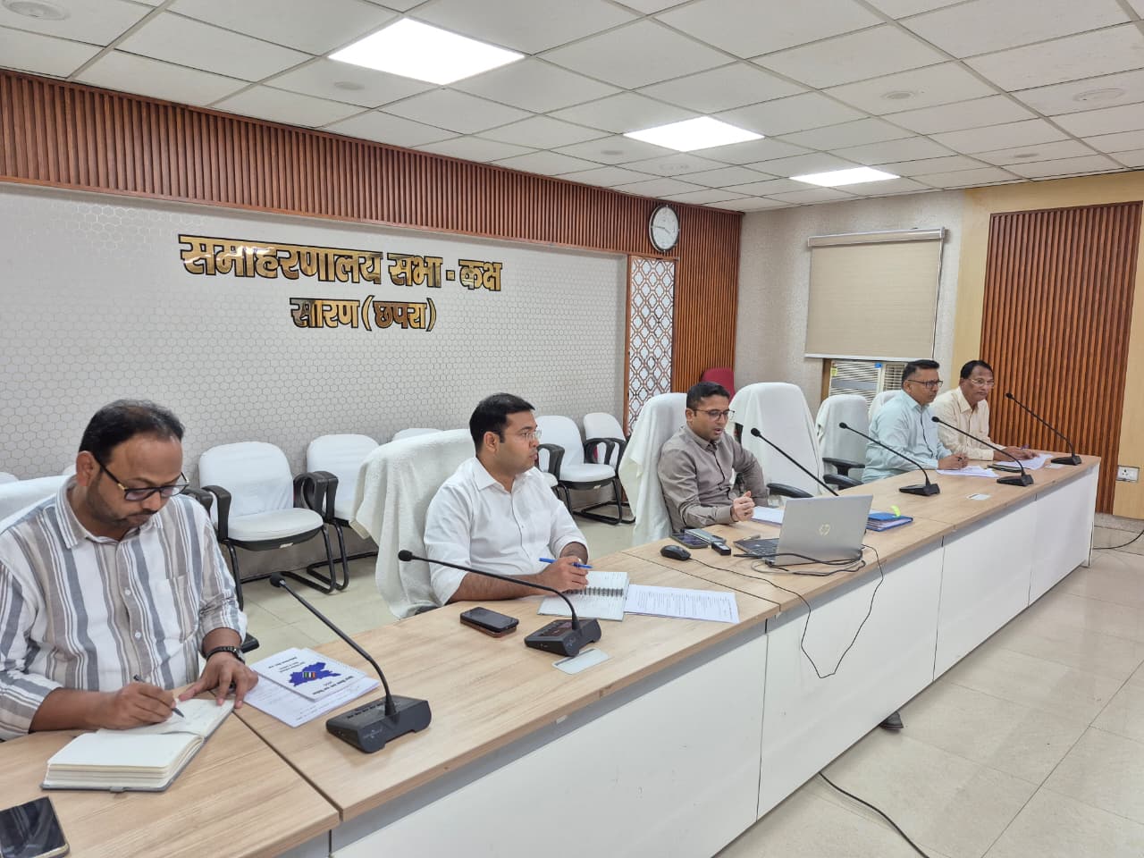 जिला निर्वाचन पदाधिकारी ने सभी कोषांगों के नोडल, वरीय पदाधिकारी एवं आरओ के साथ की बैठक