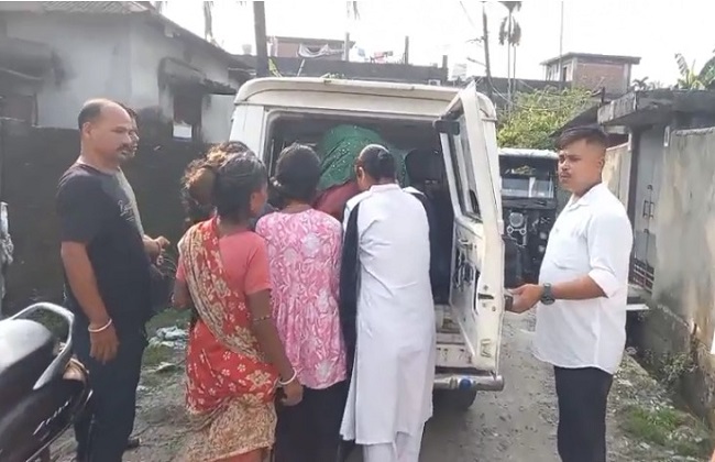 घटनास्थल पर भीड़