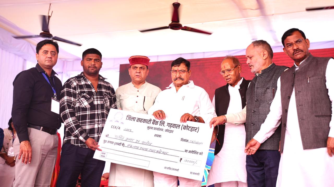 श्रीनगर में सहकारिता मेले में उपस्थित लाभार्थी व अतिथि
