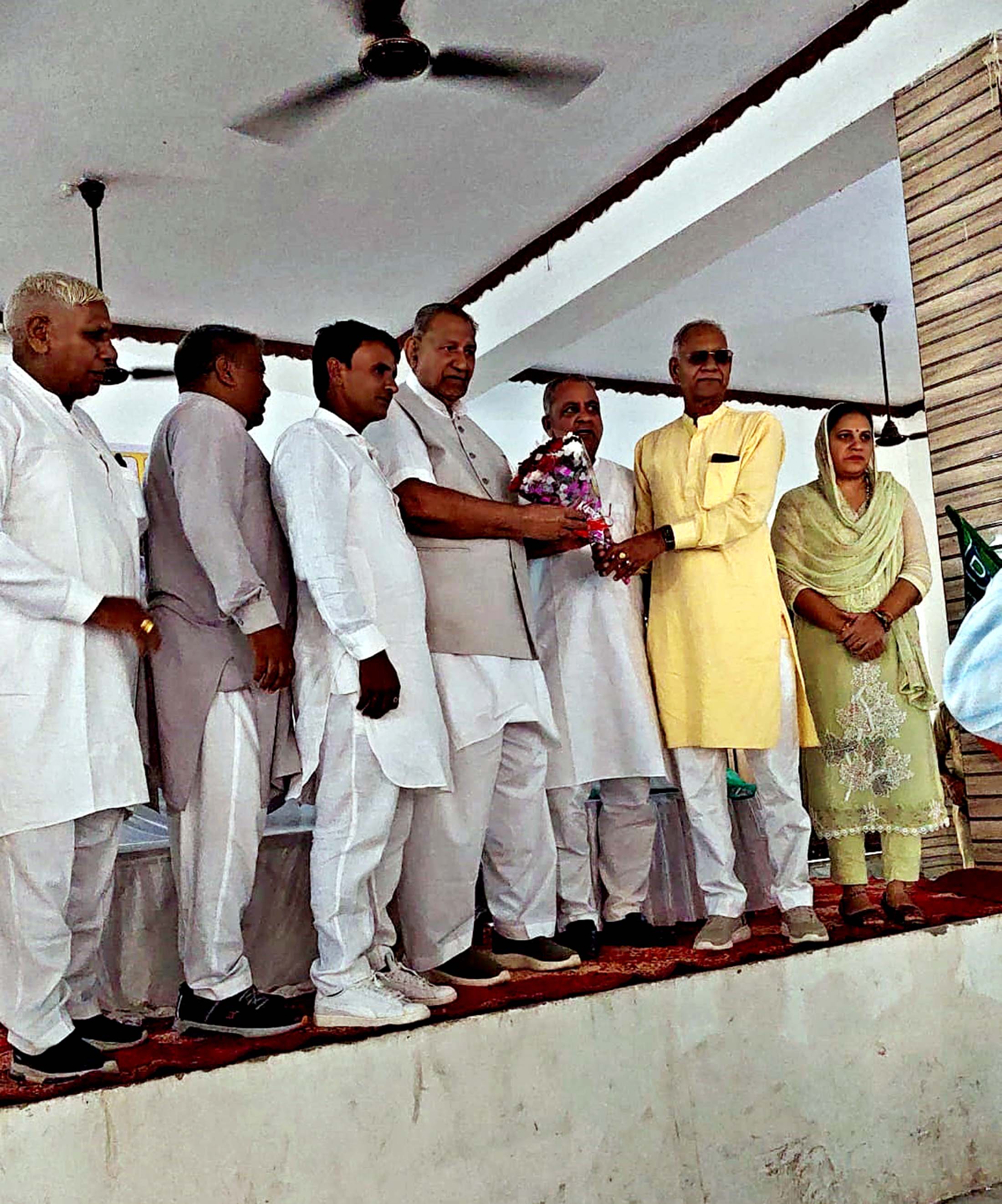 कार्यक्रम में भाग लेते हुए विधायक।