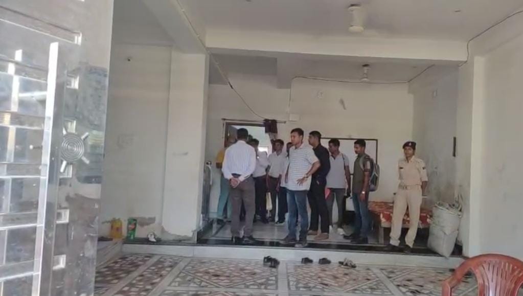 छापामारी करती टीम