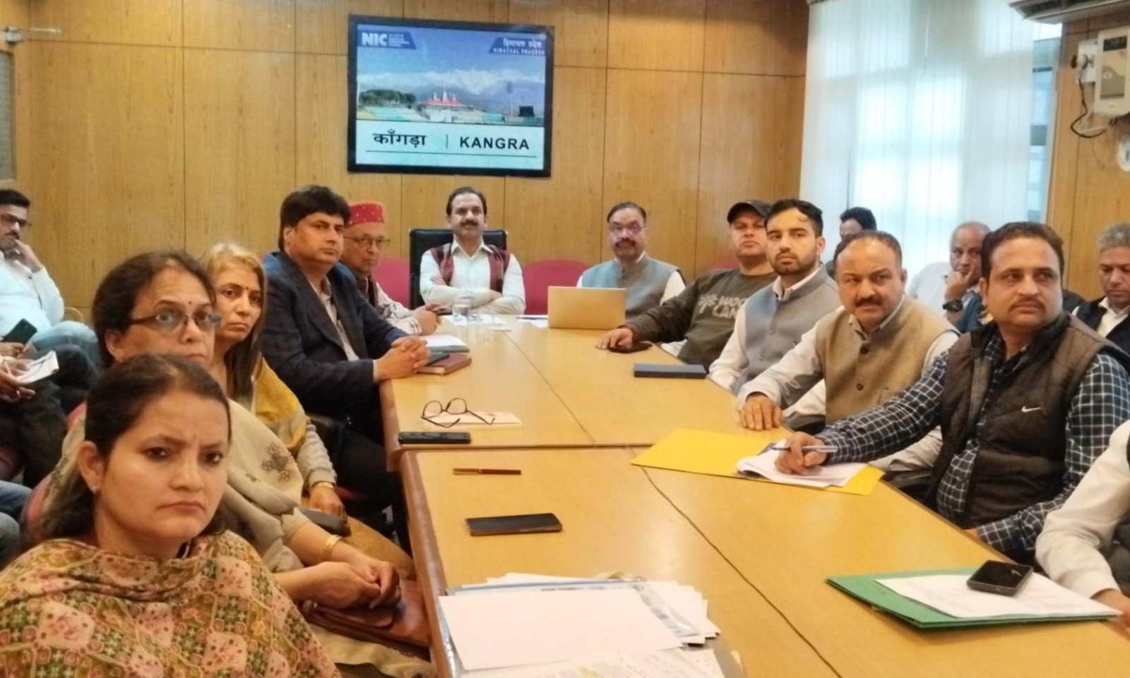 बैठक की अध्यक्षता करते हुए एडीसी कांगड़ा।