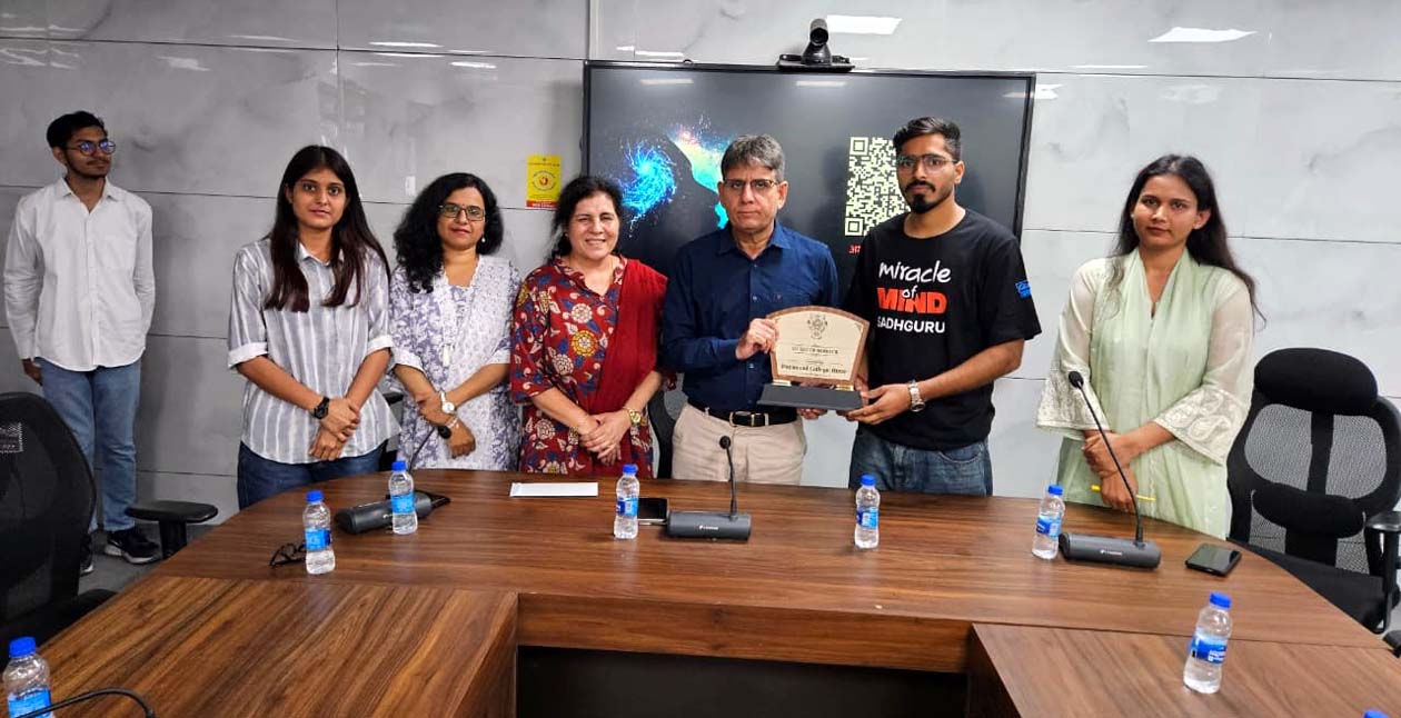 कार्यक्रम में उपस्थित प्राचार्य डॉ. विक्रमजीत सिंह, स्टाफ सदस्य एवं छात्र।