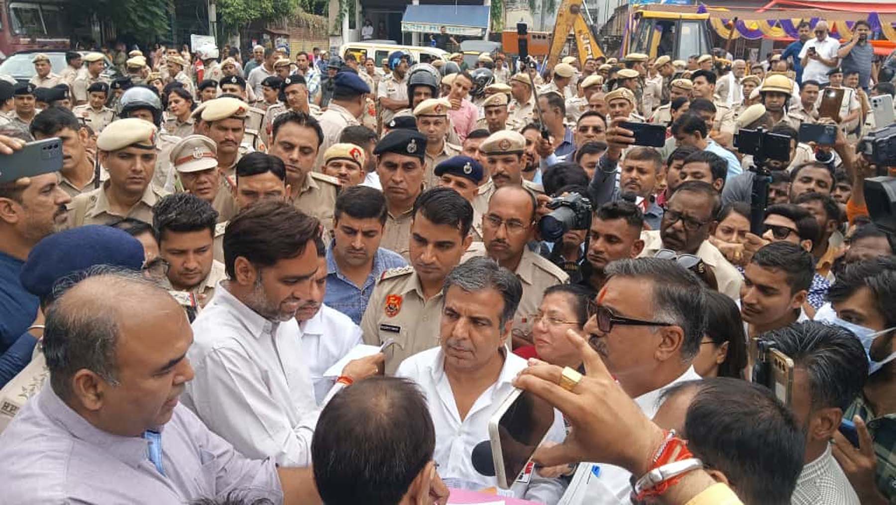 गुरुग्राम में सेक्टर-12ए में झुग्गियां तोडऩे का विरोध करने के दौरान अधिकारियों से बात करते कांग्रेस शहरी जिला अध्यक्ष पंकज डावर।