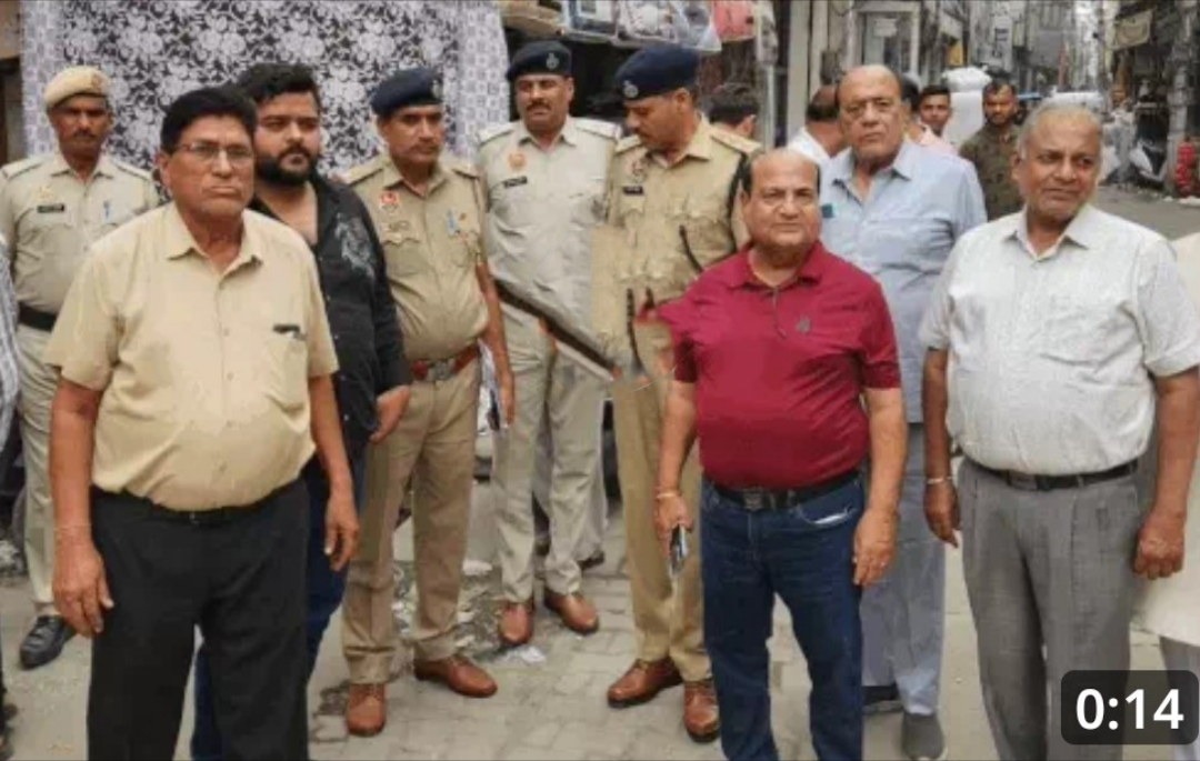 पानीपत के बाजारों के यातायात का प्लान तैयार करते डीएसपी सुरेश कुमार सैनी पानीपत के बाजारों के यातायात का प्लान तैयार करते डीएसपी सुरेश कुमार सैनी