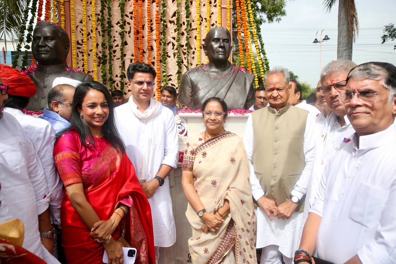 शिवचरण माथुर का राजनीतिक जीवन पूरी तरह जनसेवा को समर्पित-पायलेट भीलवाड़ा में पूर्व सीएम स्व. शिवचरण माथुर और सुशीला देवी की मूर्ति का अनावरण गहलोत, पायलट समेत दिग्गज नेताओं की रही मौजूदगी