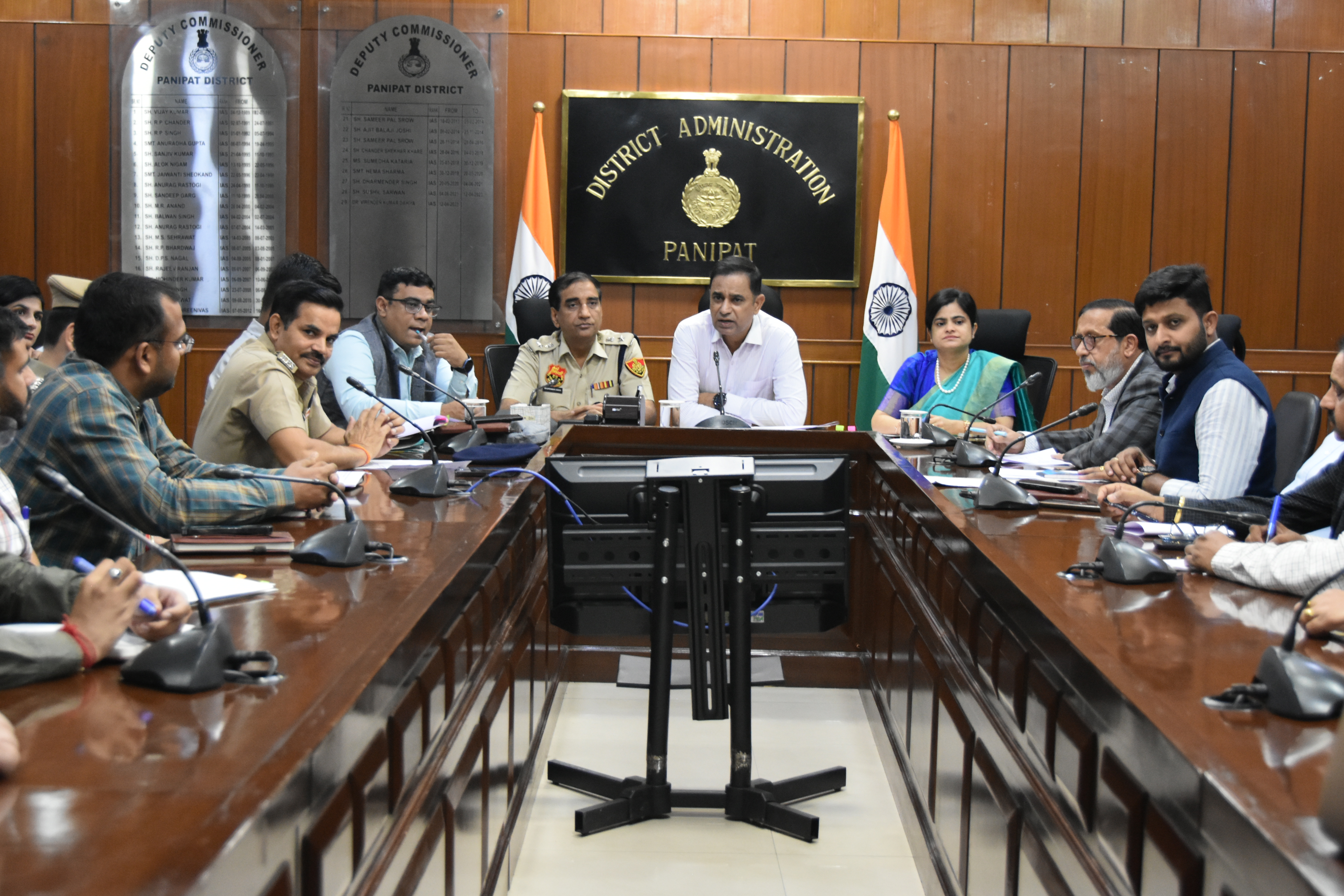 निरंकारी संत समागम की बैठक में बोलते उपायुक्त वीरेंद्र कुमार दहिया
